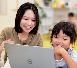 子供にPCを教える社員